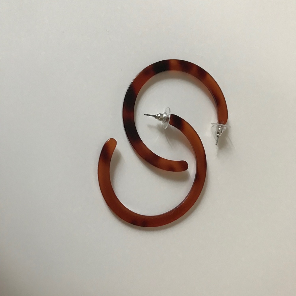 **NEW**Tortoise Shell Hoop Earrings - Picture 2 of 3
